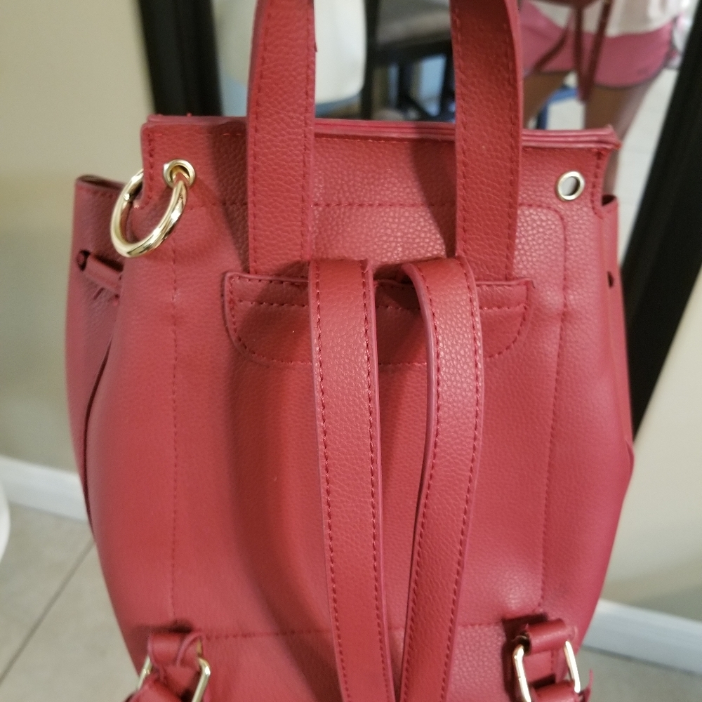 Red backpack - Picture 4 of 4